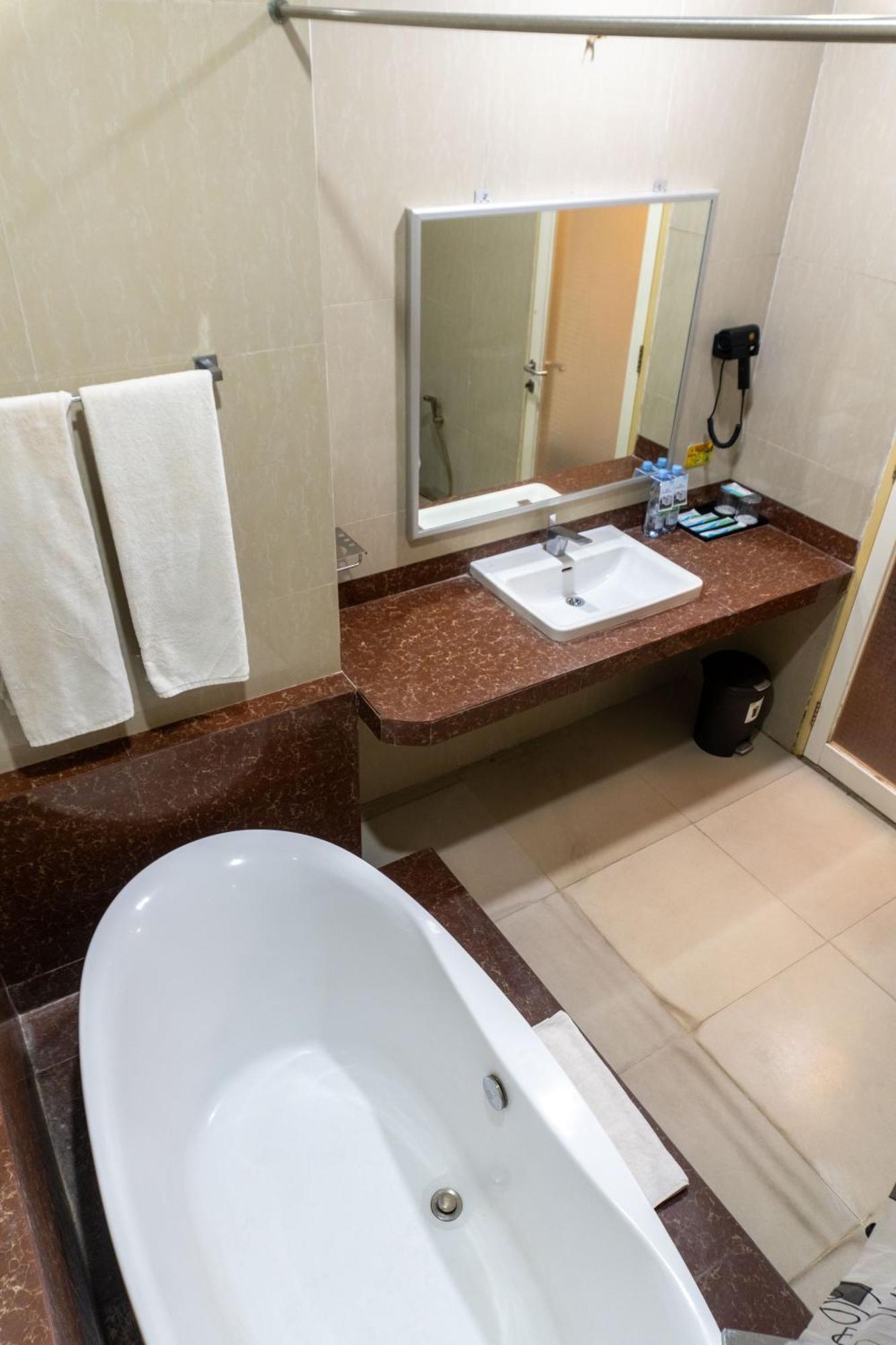 Muara Hotel&Mall Ternate Esterno foto